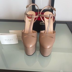 GUCCI
Malaga Kid T Strap Platform Pumps 40.5 Porcelain Rose size 6 nude
